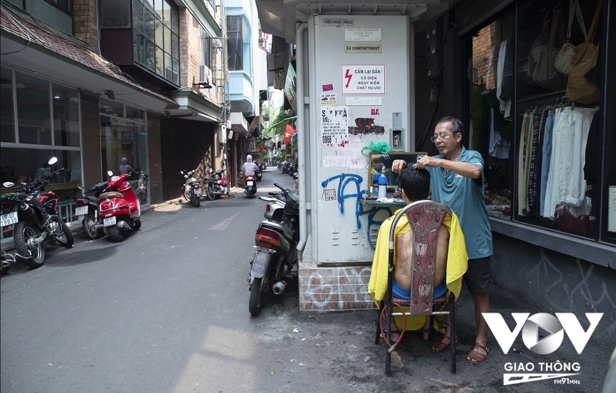 peaceful scenes in hanoi s old quarter in april picture 1