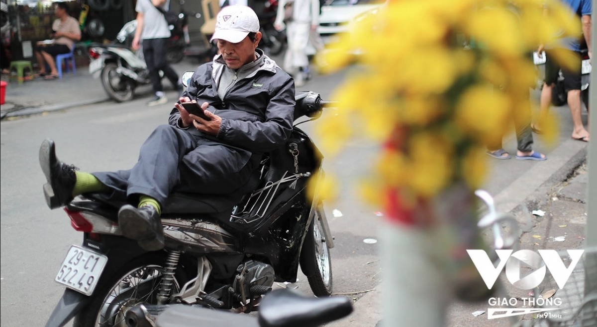 peaceful scenes in hanoi s old quarter in april picture 10