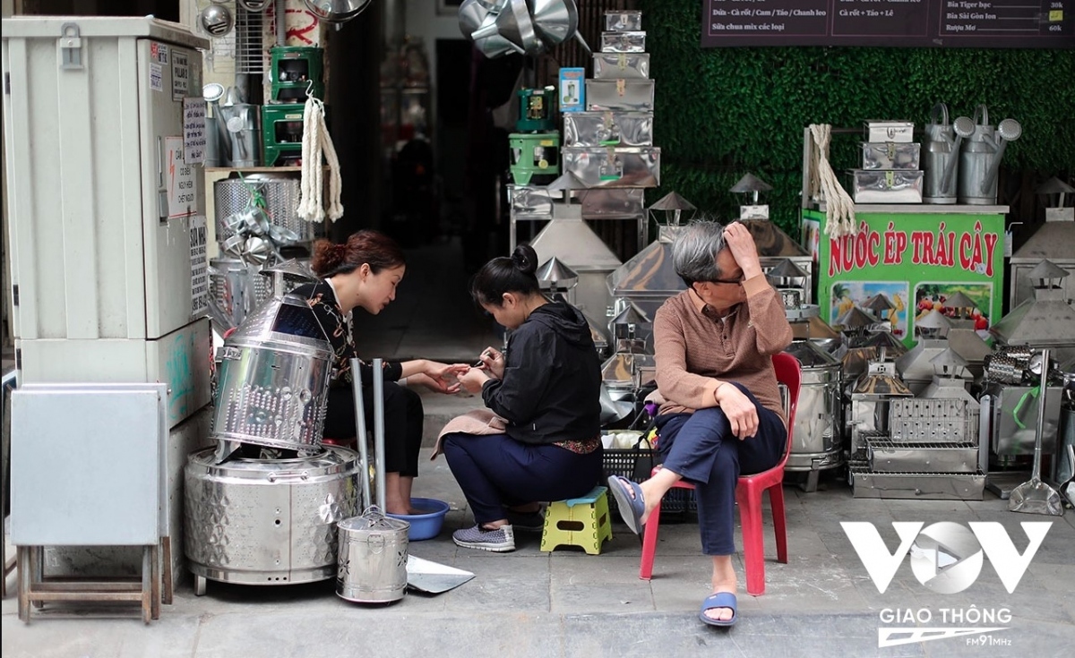 peaceful scenes in hanoi s old quarter in april picture 3