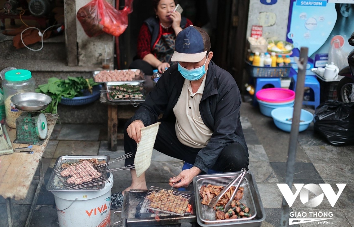 peaceful scenes in hanoi s old quarter in april picture 7