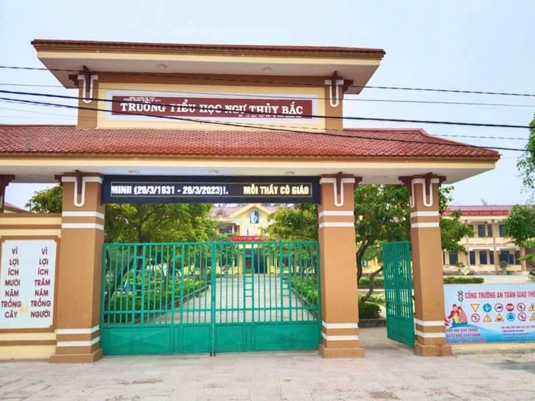 Hiệu trưởng đánh hiệu phó giữa sân trường