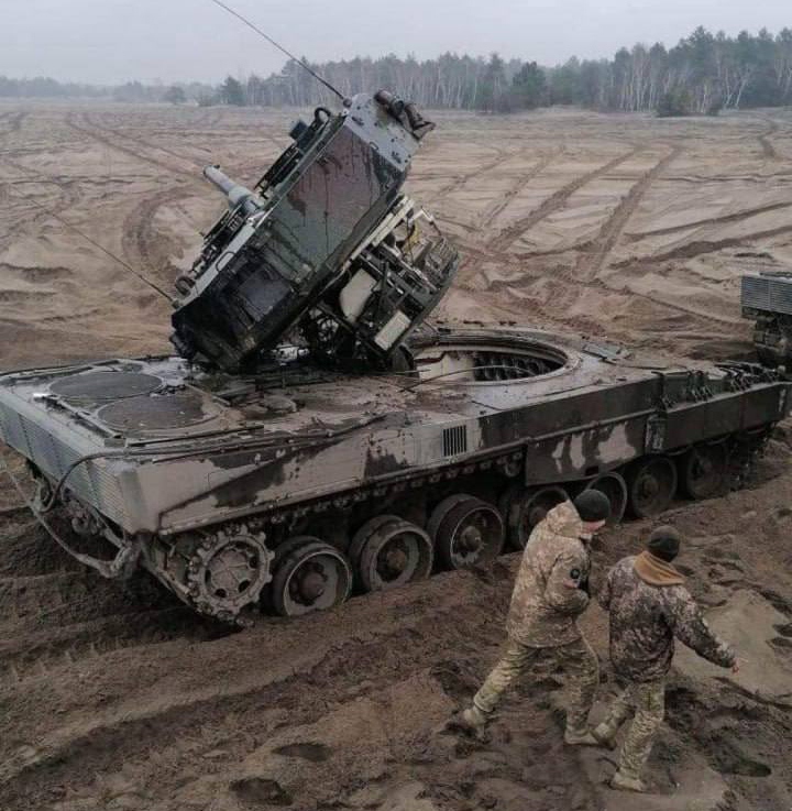 Hình ảnh xe tăng Leopard 2 của quân đội Ukraine bị bung tháp pháo