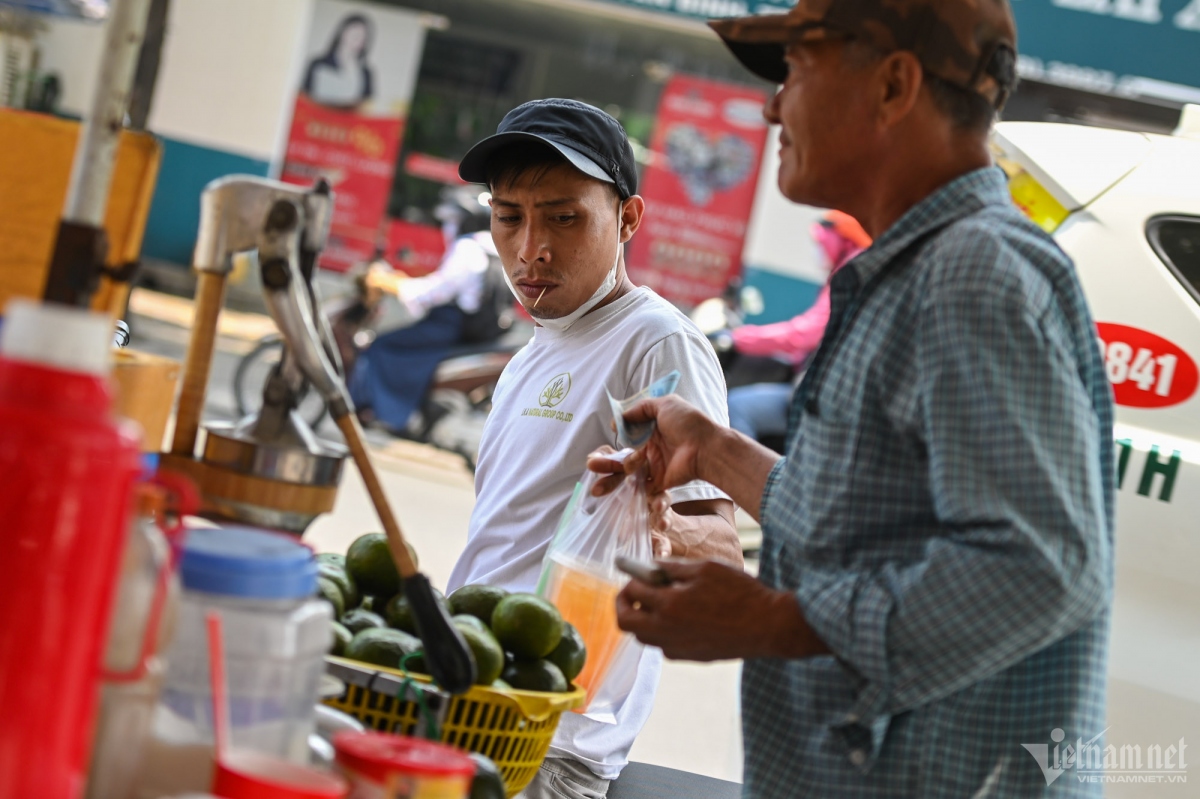 heatwave grips hcm city, residents cope with high uv index picture 7