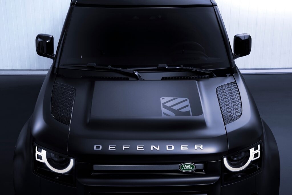 Land Rover ra mắt Defender 130 Outbond đời 2024.