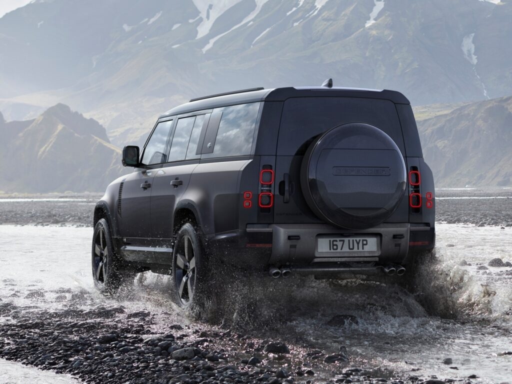 Land Rover ra mắt Defender 130 Outbond đời 2024.
