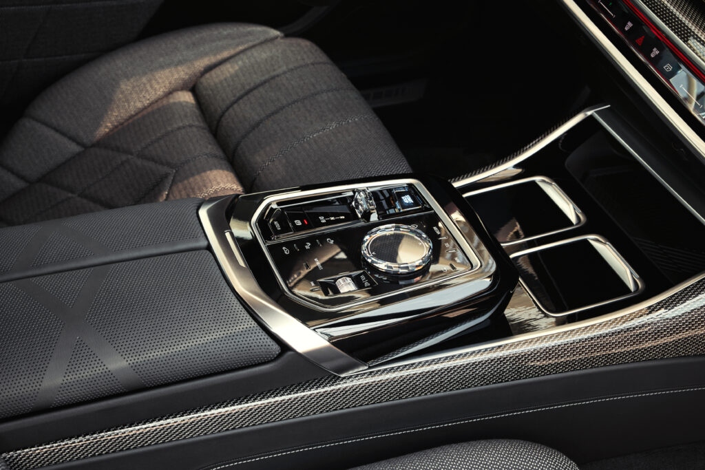BMW i7 M70 xDrive: Mẫu xe thuần điện sang trọng và mạnh mẽ