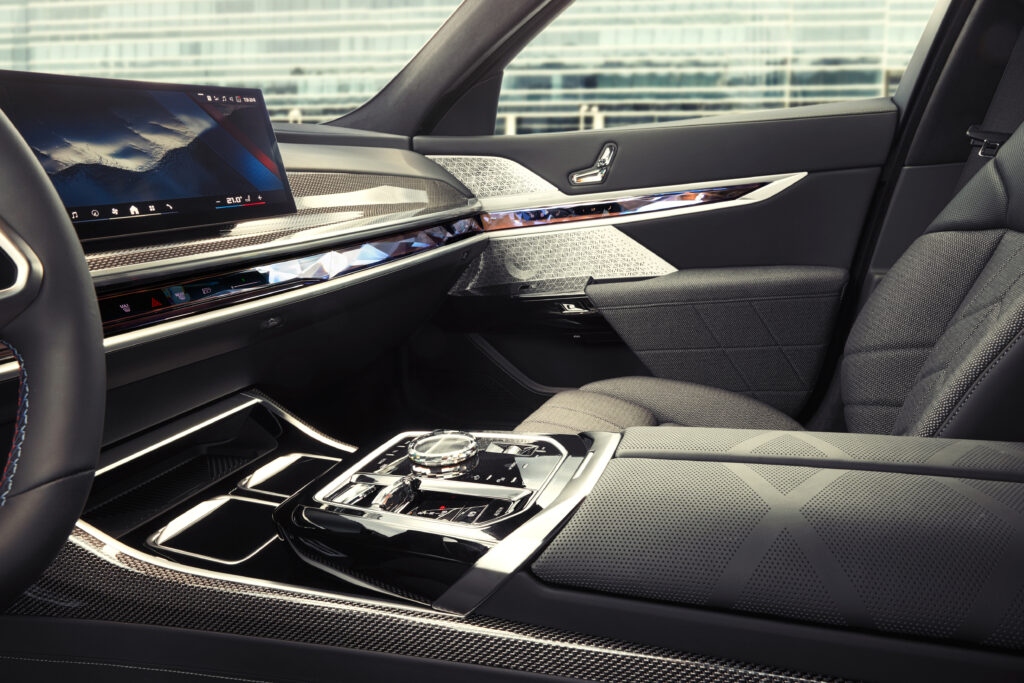 BMW i7 M70 xDrive: Mẫu xe thuần điện sang trọng và mạnh mẽ