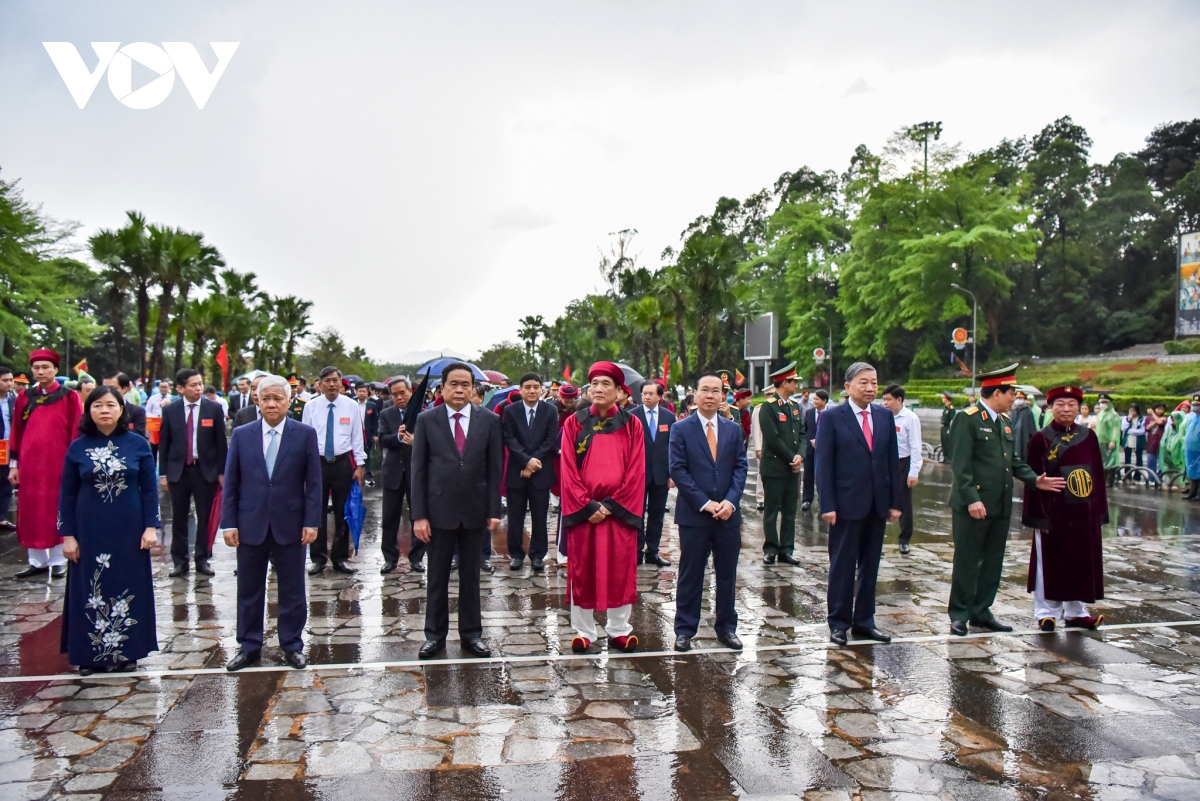 state president offers incense to vietnamese ancestors picture 1