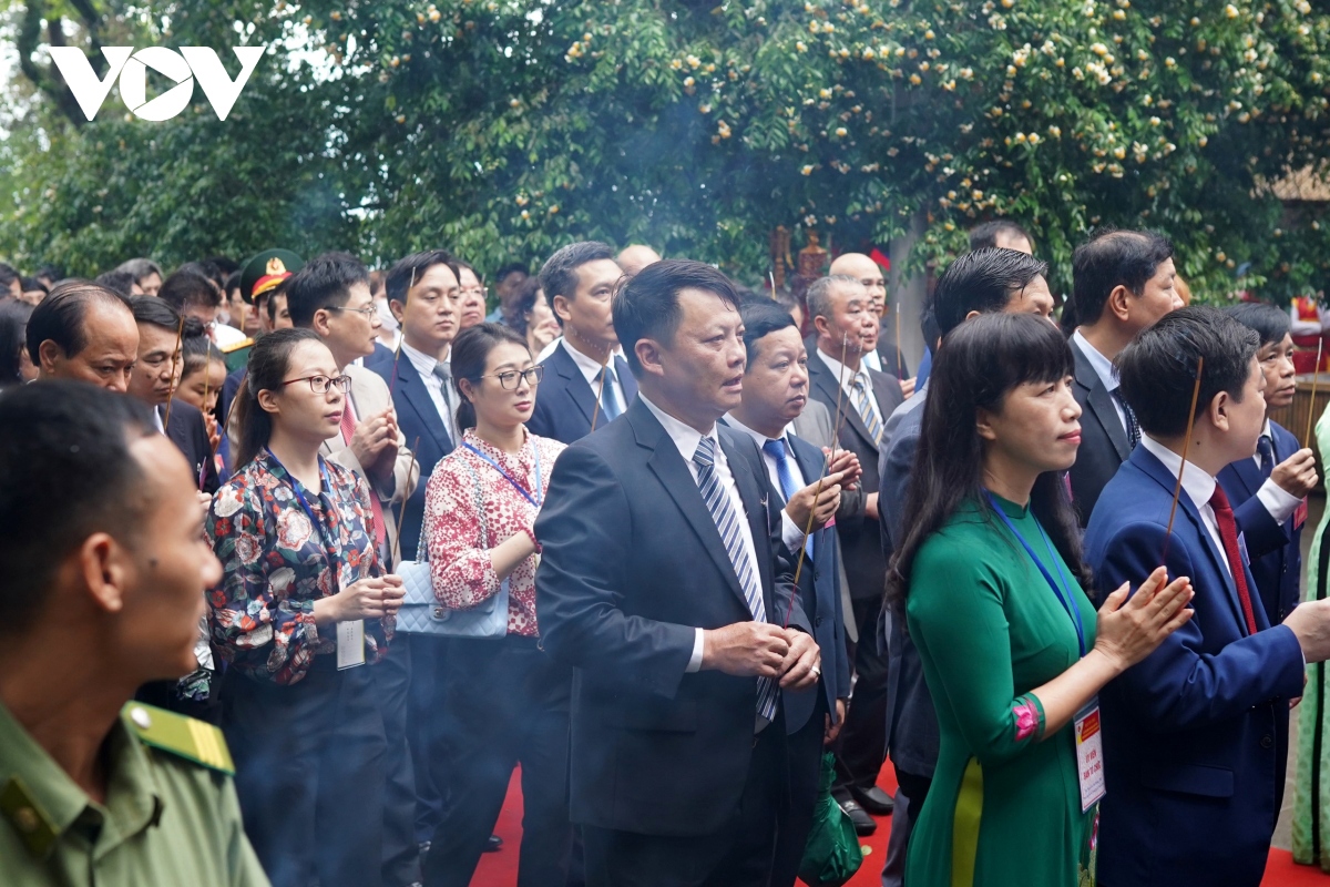 state president offers incense to vietnamese ancestors picture 10