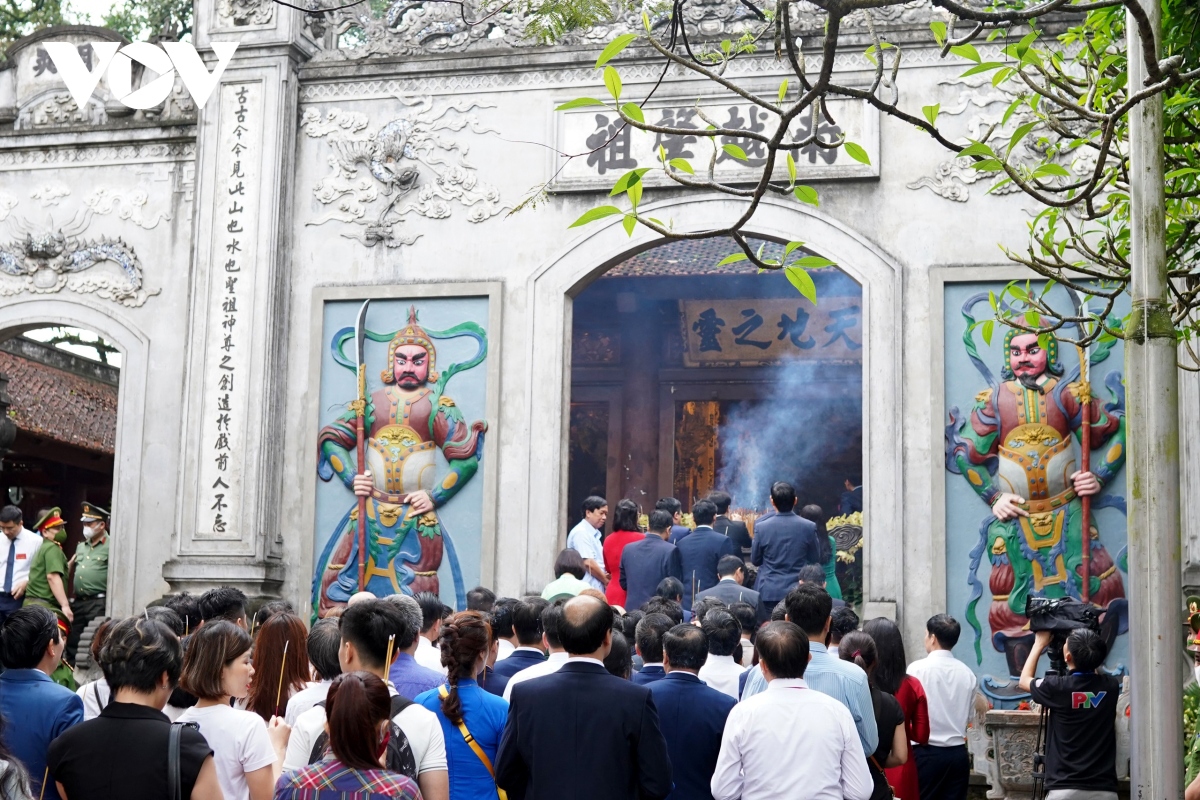 state president offers incense to vietnamese ancestors picture 11