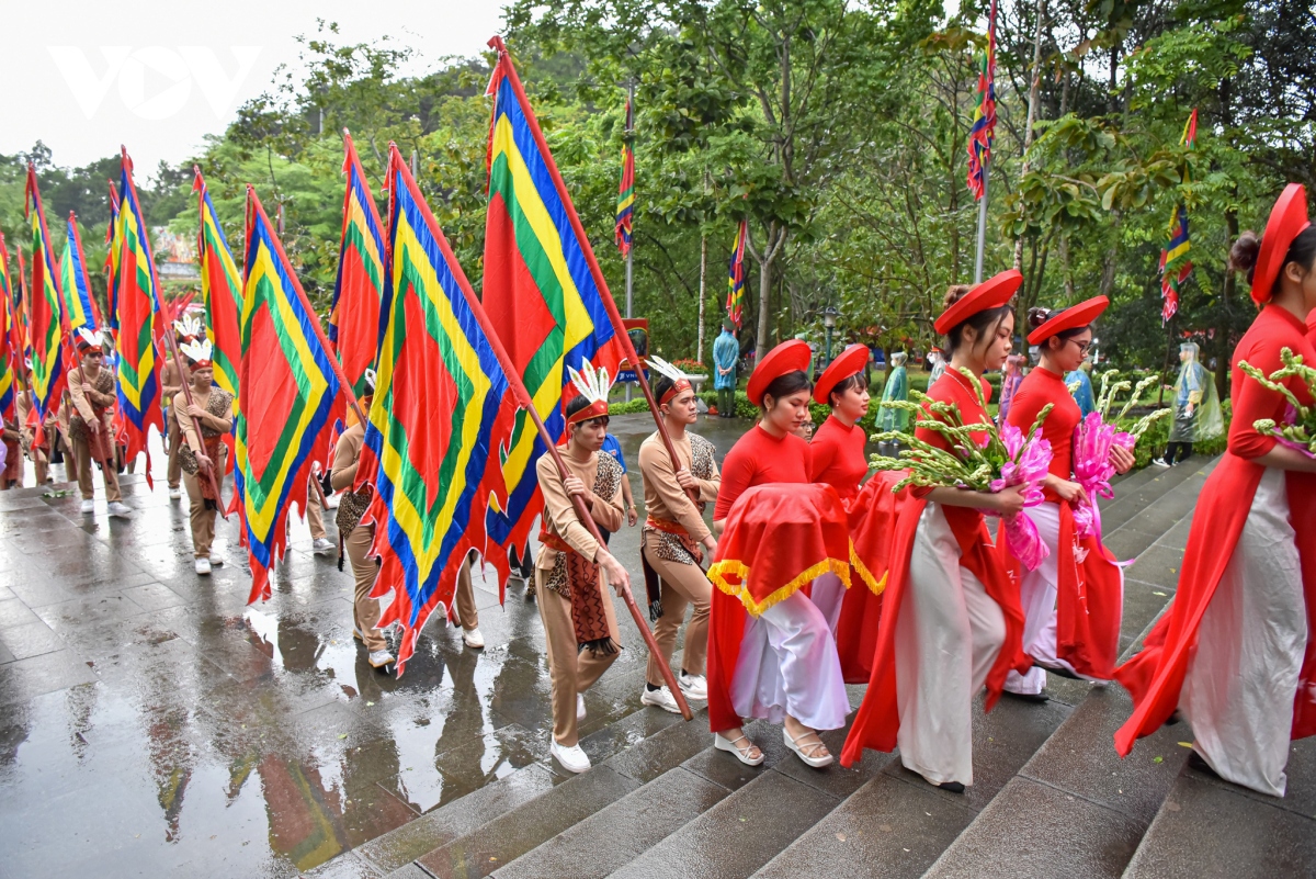 state president offers incense to vietnamese ancestors picture 4