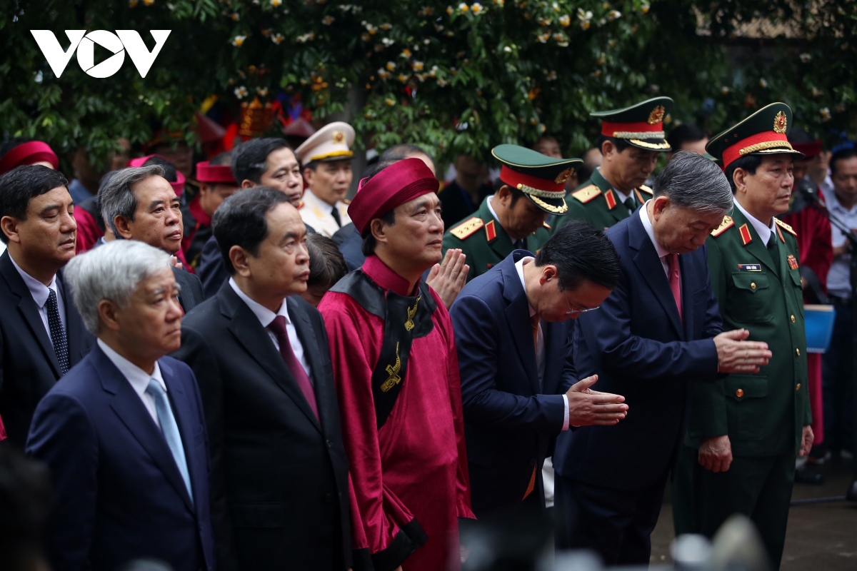 state president offers incense to vietnamese ancestors picture 8