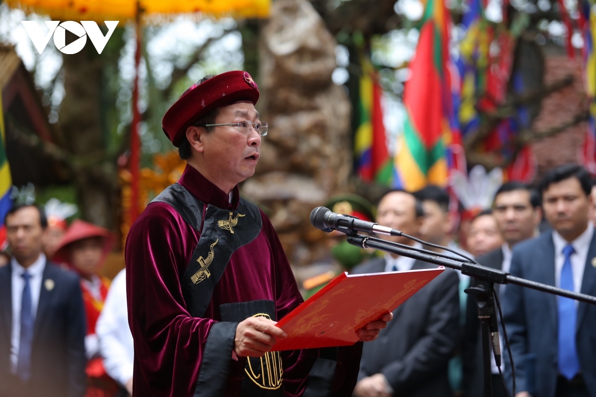 state president offers incense to vietnamese ancestors picture 9