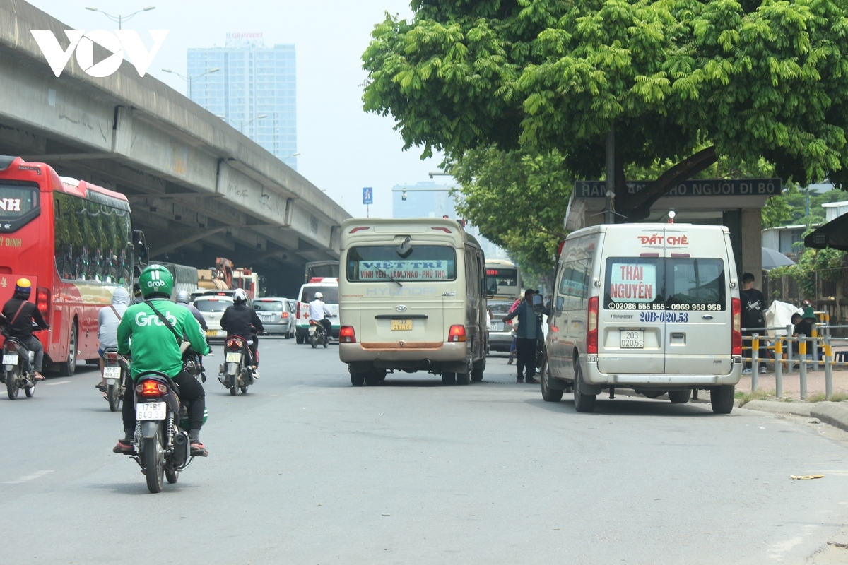 Phạt nặng lái xe đón, trả khách dọc đường không đúng nơi quy định