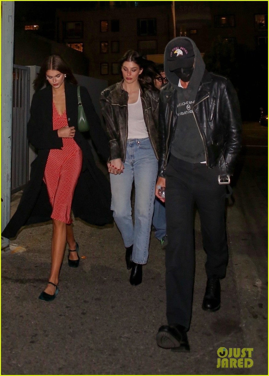 mẫu 9x kaia gerber xinh đẹp đi chơi đêm cùng bạn trai nổi tiếng hình ảnh 5 mau 9x kaia gerber xinh dep di choi dem cung ban trai noi tieng hinh anh 5
