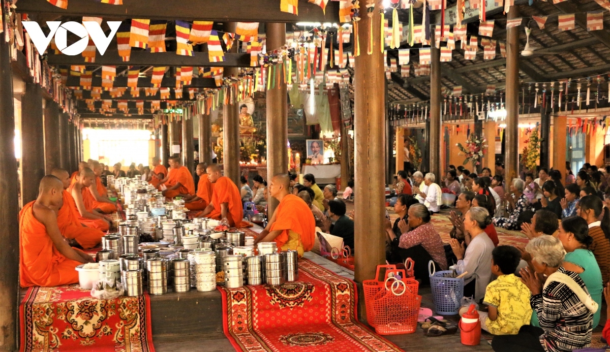 khmer people in southern region joyfully mark chol chnam thmay festival picture 1