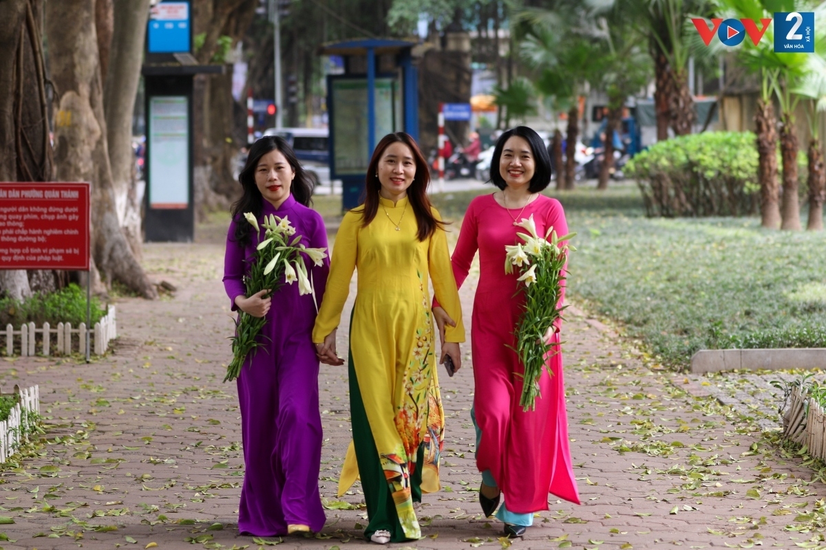 white lilies adorn hanoi streets in april picture 9
