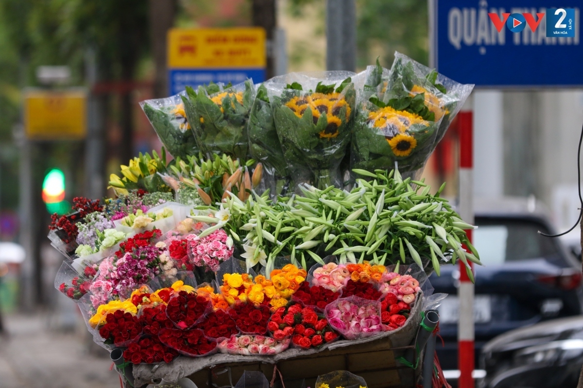 white lilies adorn hanoi streets in april picture 3