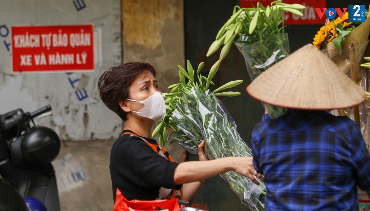 white lilies adorn hanoi streets in april picture 7