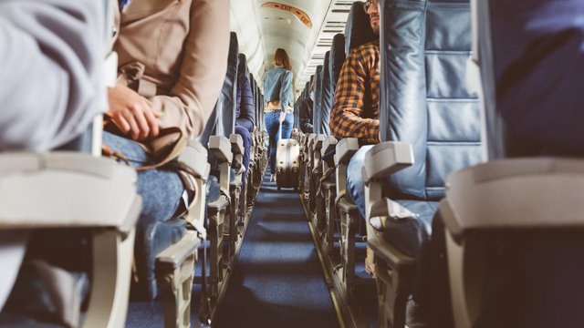 Vì sao hành khách phải ngồi đúng chỗ trên máy bay?