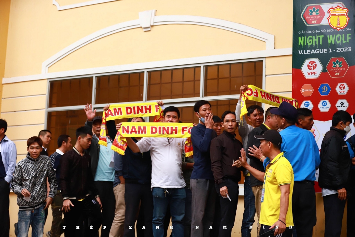 giat lai tran hoa phut bu gio, nam Dinh van bat bai o v-league hinh anh 3