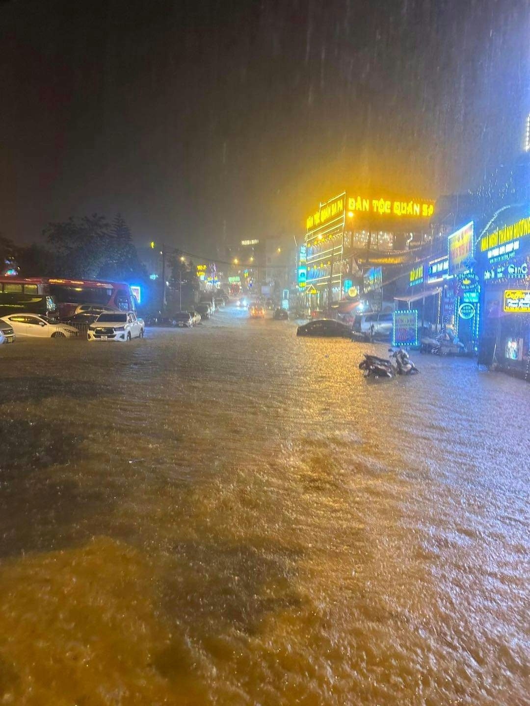 mua ret dien rong o lao cai, sa pa ngap lut giua dem hinh anh 1