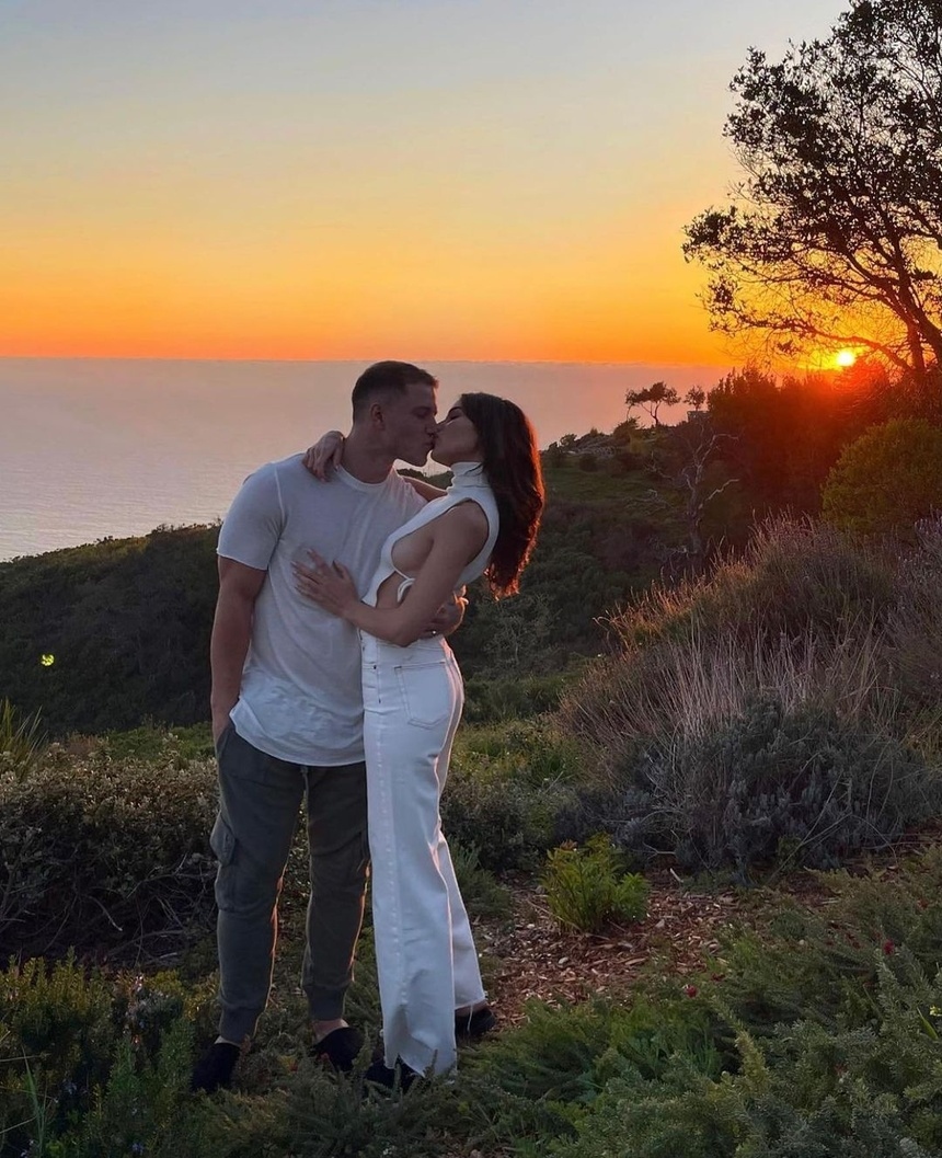 Hoa hậu Olivia Culpo đính hôn với bạn trai cầu thủ sau 4 năm hẹn hò