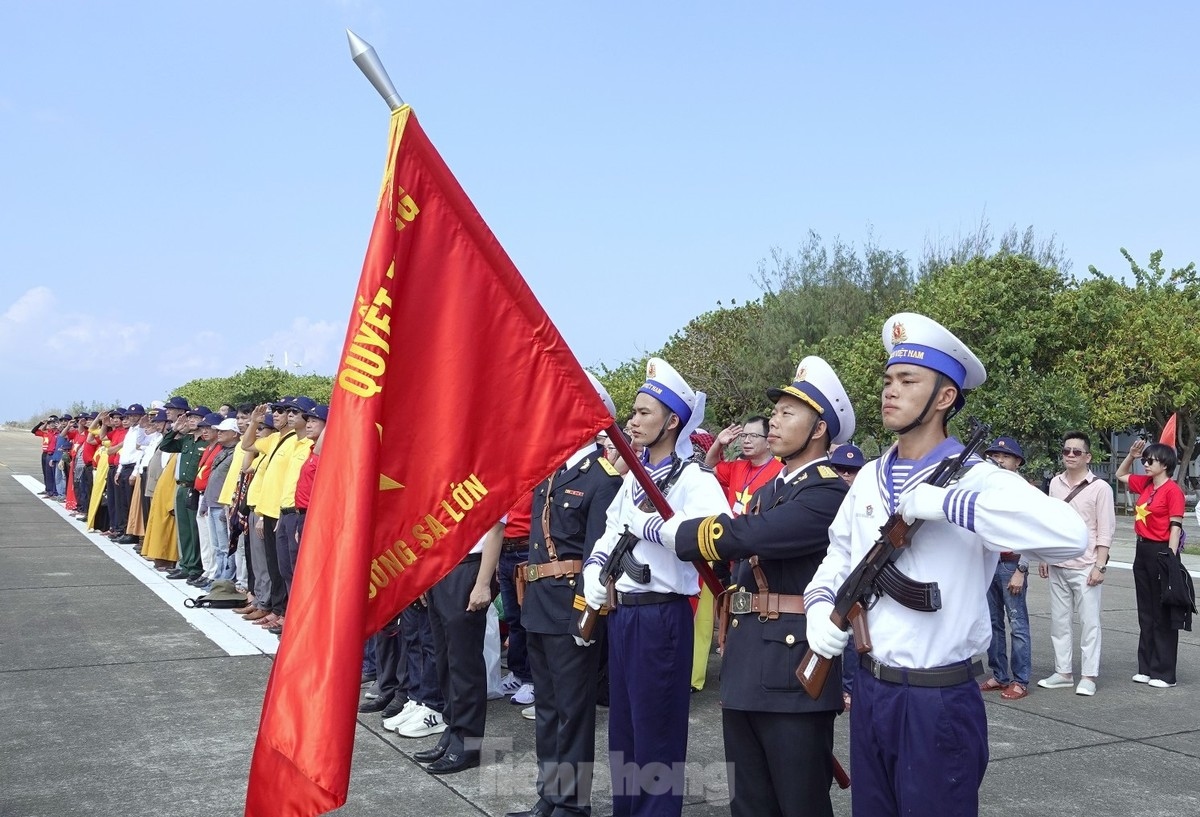 overseas vietnamese join trip to truong sa and dk1 platform picture 1