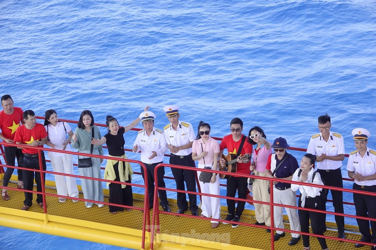 overseas vietnamese join trip to truong sa and dk1 platform picture 3