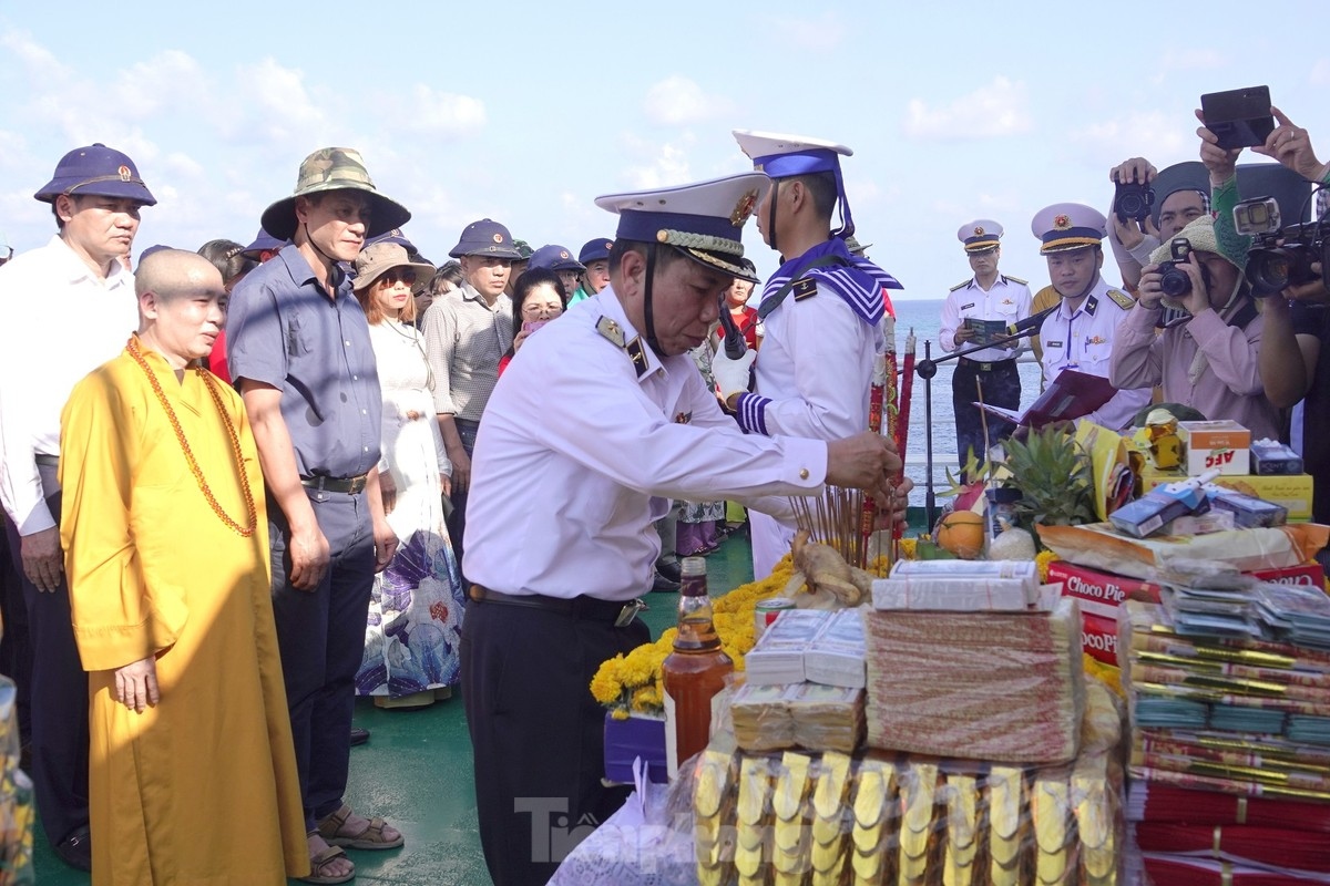 overseas vietnamese join trip to truong sa and dk1 platform picture 4