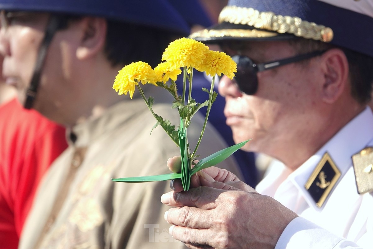 overseas vietnamese join trip to truong sa and dk1 platform picture 6