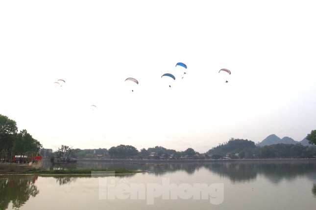 paragliding festival offers tourists fresh experience over thung may lake picture 1