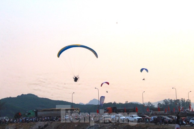 paragliding festival offers tourists fresh experience over thung may lake picture 2