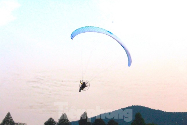 paragliding festival offers tourists fresh experience over thung may lake picture 6