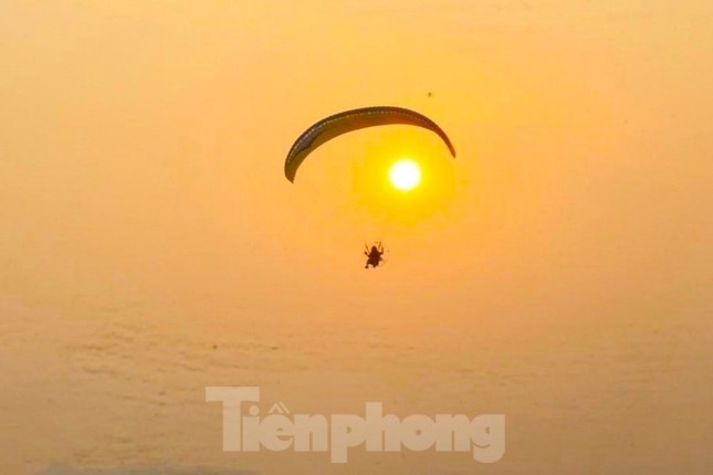 paragliding festival offers tourists fresh experience over thung may lake picture 7