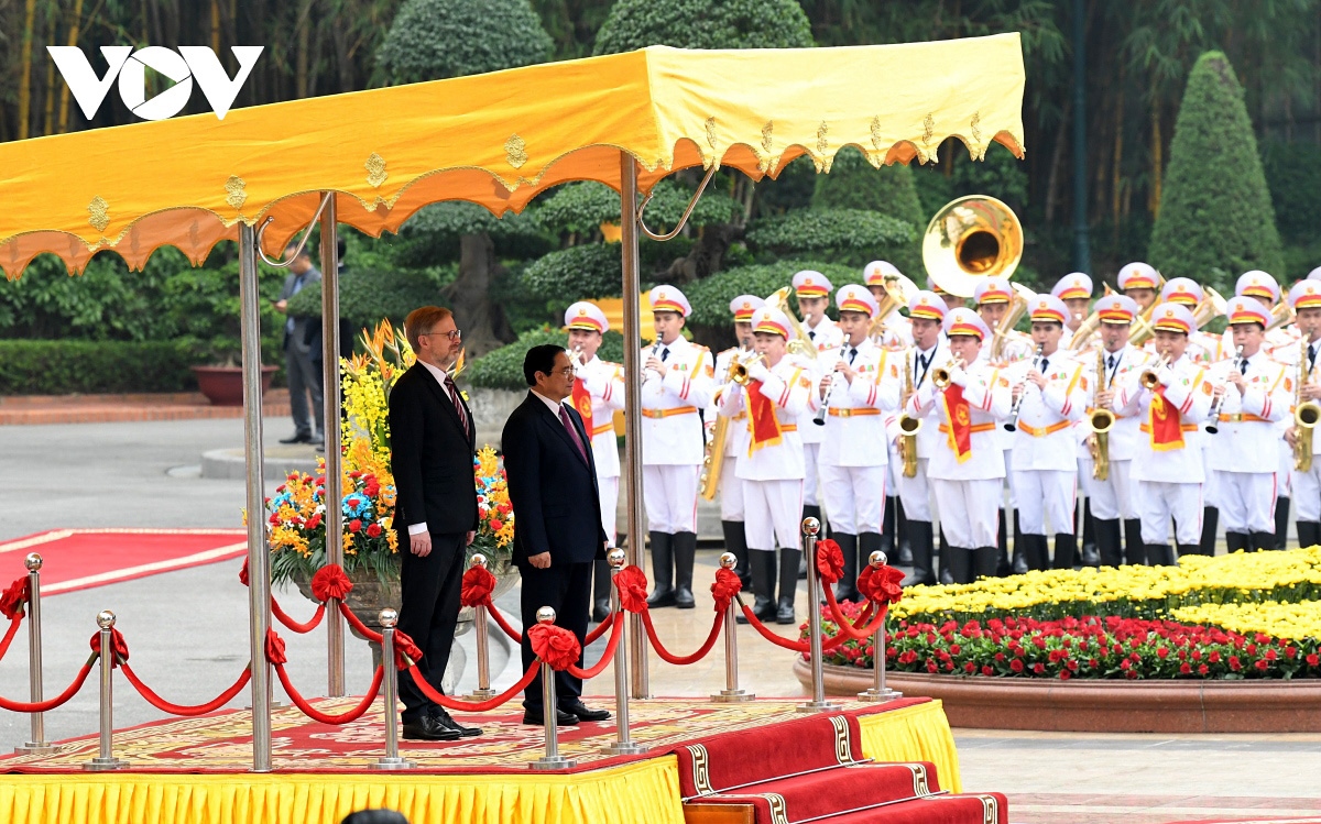 czech pm petr fiala warmly welcomed in hanoi on official visit picture 1