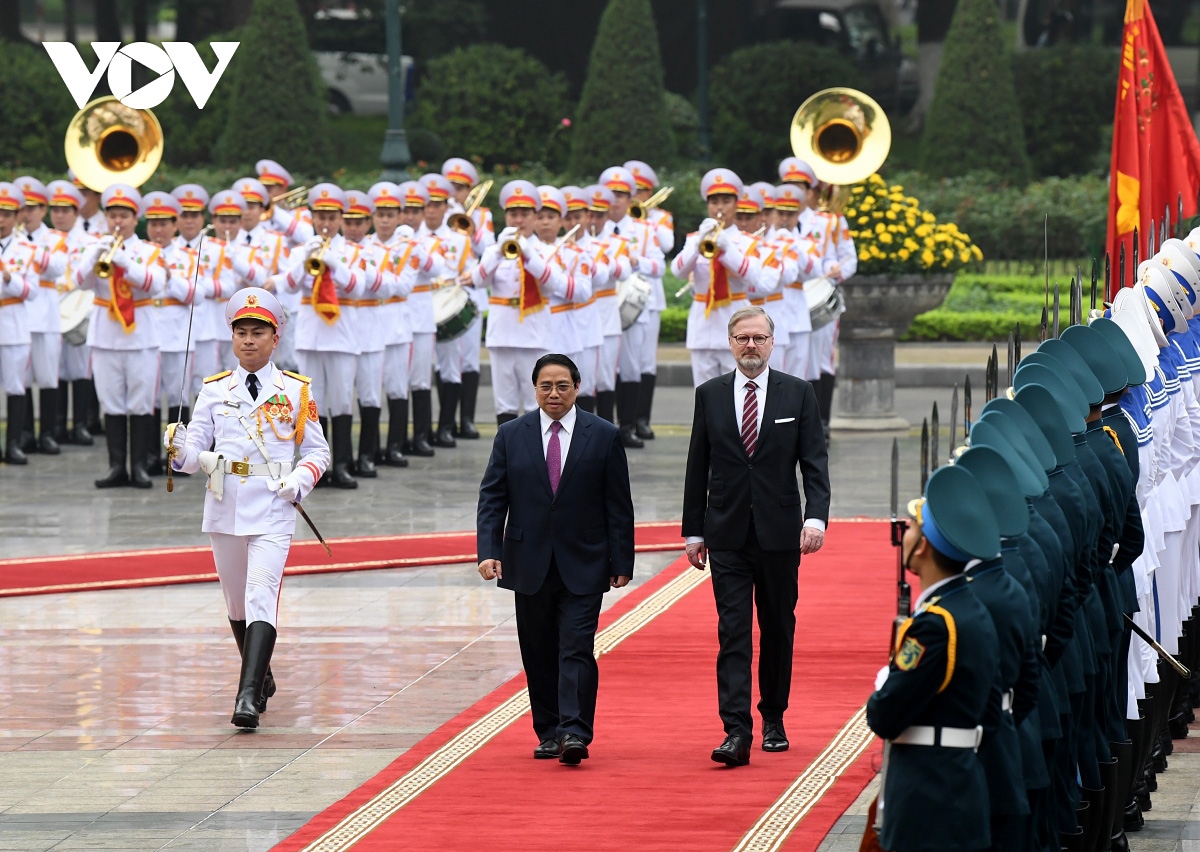 czech pm petr fiala warmly welcomed in hanoi on official visit picture 2