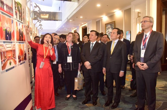 photo exhibition highlights vietnam-france co-operation relations picture 1