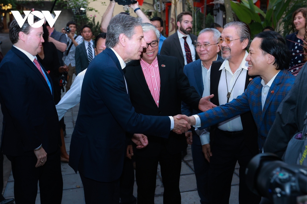 us secretary of state enjoys jazz music, vietnamese cuisine picture 2