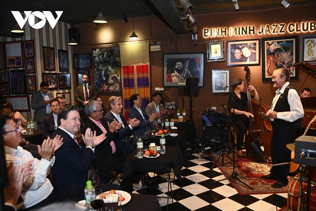 us secretary of state enjoys jazz music, vietnamese cuisine picture 4