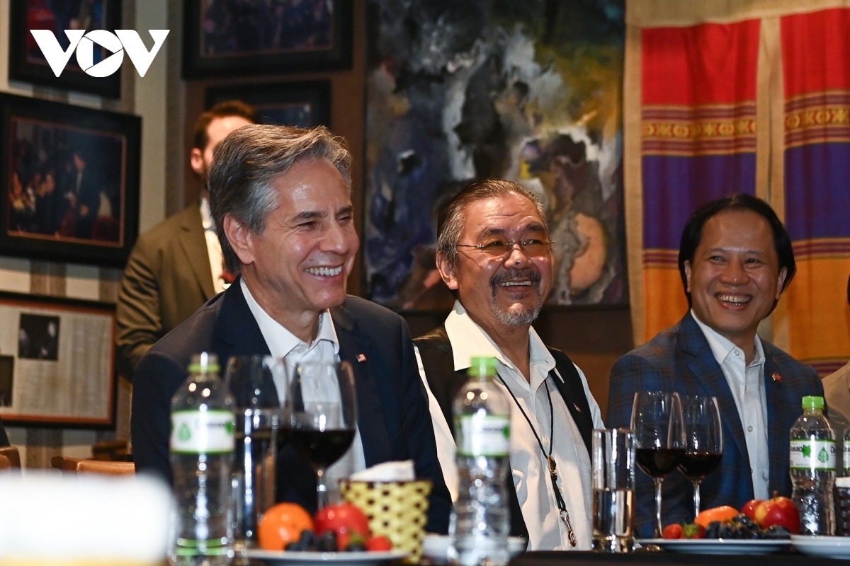 us secretary of state enjoys jazz music, vietnamese cuisine picture 5