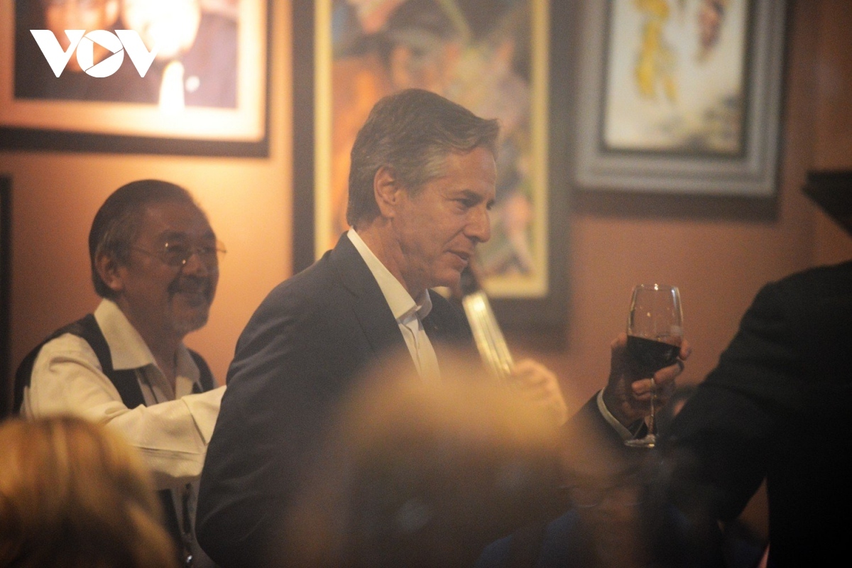 us secretary of state enjoys jazz music, vietnamese cuisine picture 7