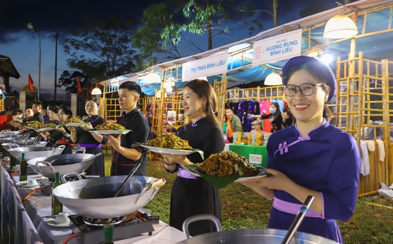 Rộn ràng loạt lễ hội “trên rừng dưới biển” tại Quảng Ninh