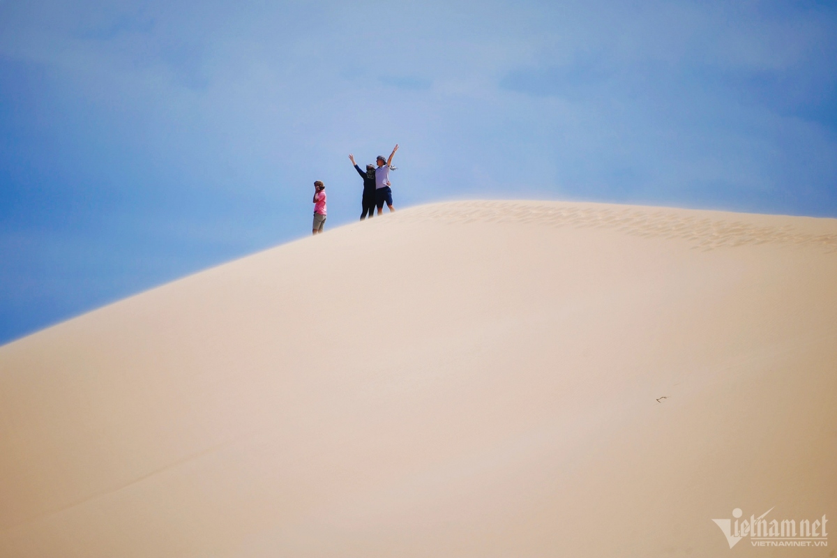 picturesque giant sand dunes across vietnam picture 12