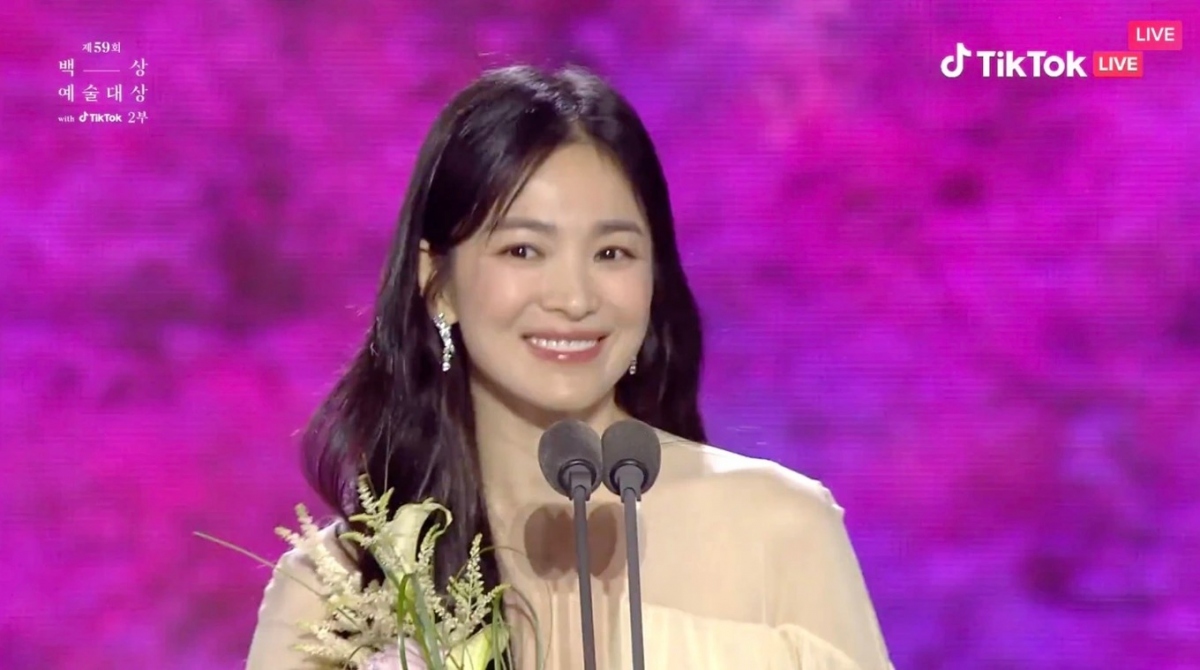 song hye kyo va the glory dai thang tai baeksang 2023 hinh anh 1