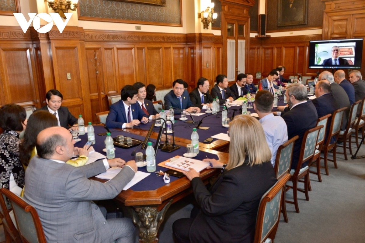 vietnamese na delegation meets uruguayan legislators picture 2
