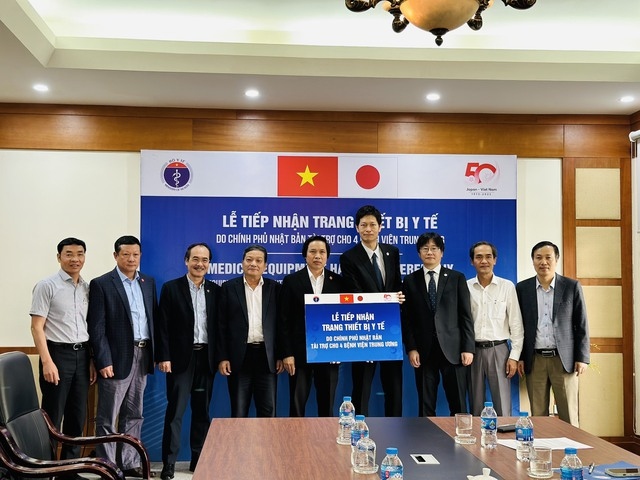 japan donates medical equipment to four central hospitals in hanoi picture 1
