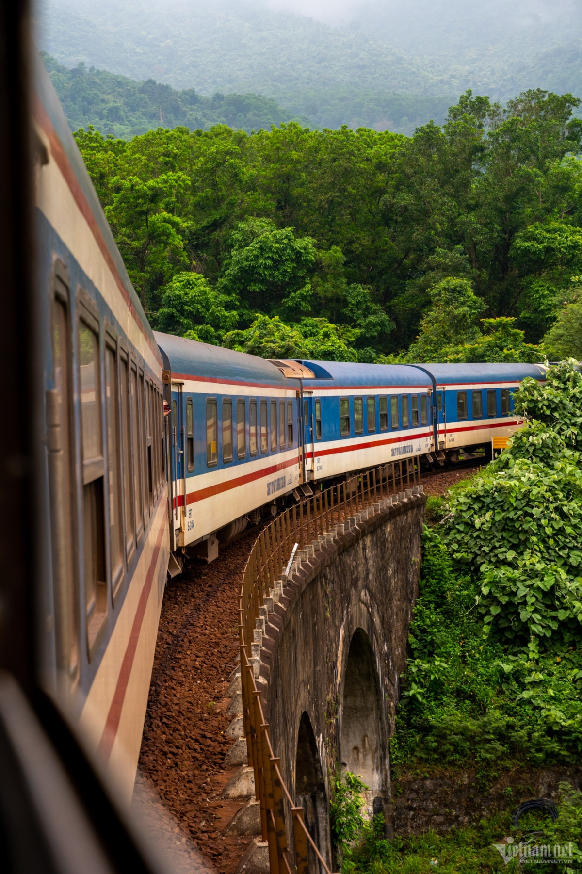 foreign tourists explore vietnamese landscapes by train picture 6