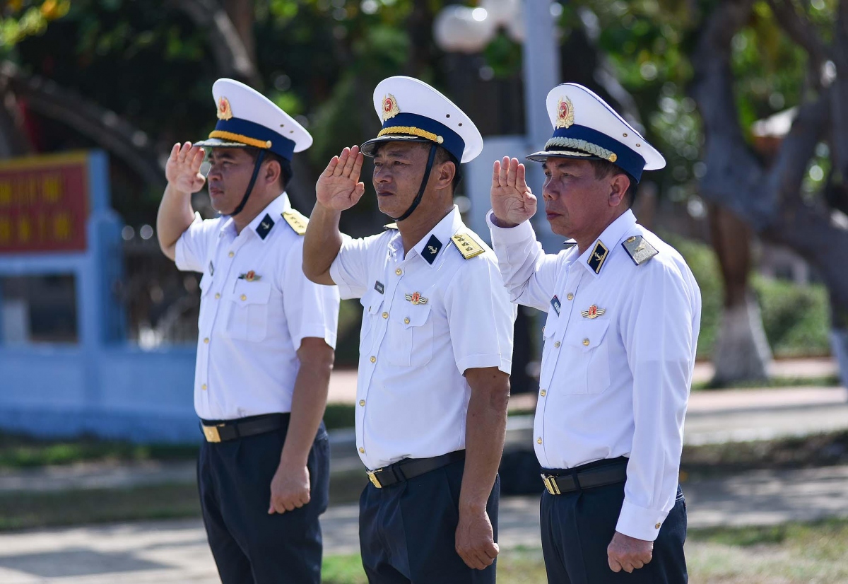 special flag salute ceremony on spratly island district picture 3