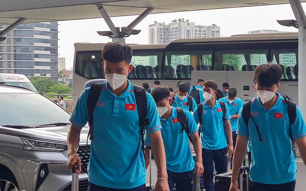 vietnam football team departs for 32nd sea games in cambodia picture 1